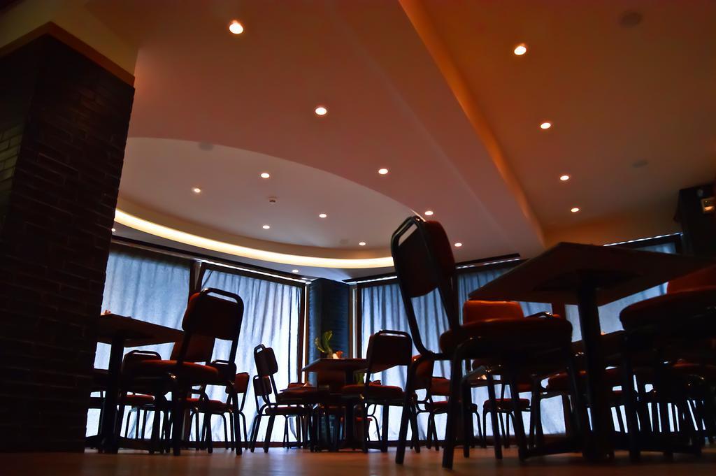 Adonis City Hotel Патра Екстериор снимка