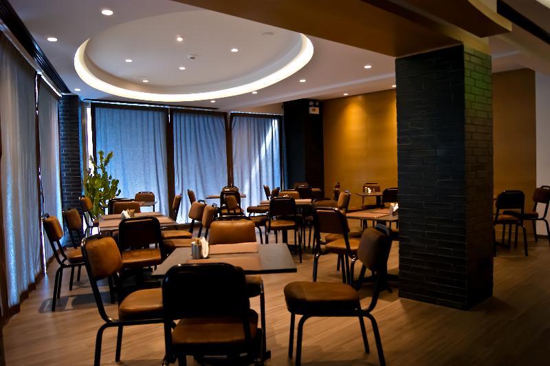 Adonis City Hotel Патра Екстериор снимка
