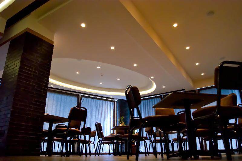 Adonis City Hotel Патра Екстериор снимка