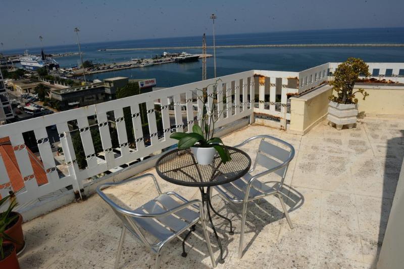 Adonis City Hotel Патра Екстериор снимка